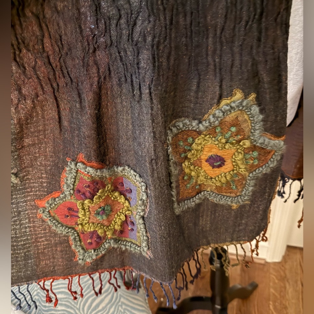 GORGEOUS SCARF/WRAP - Picture 4 of 10
